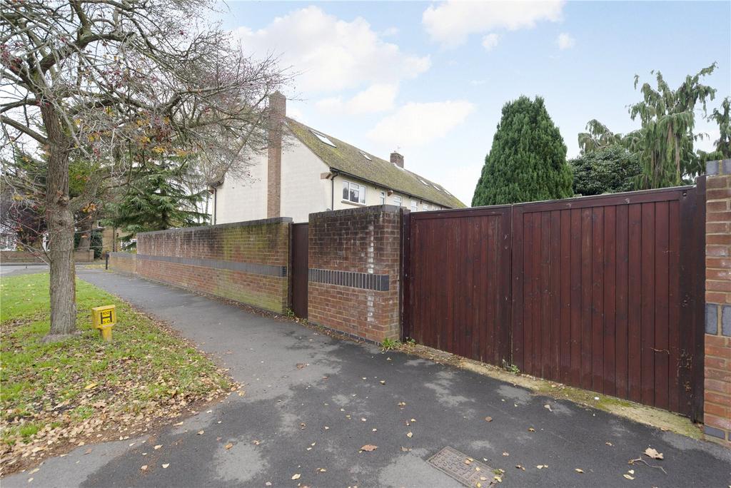 Burwood Road, Hersham... 5 bed semidetached house £2,700 pcm (£623 pw)