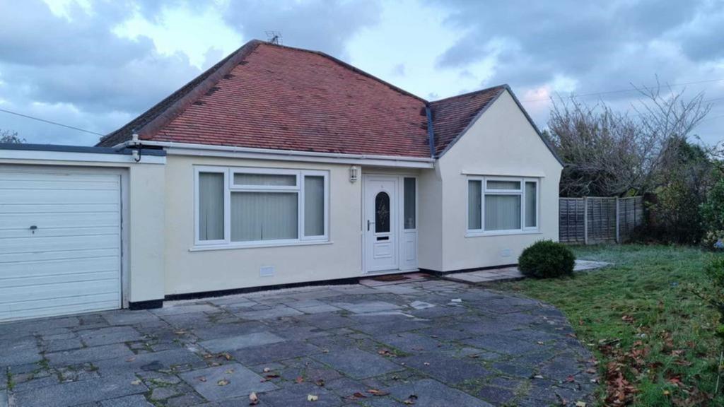 Deansgate Lane, Formby 3 bed detached bungalow £1,350 pcm (£312 pw)