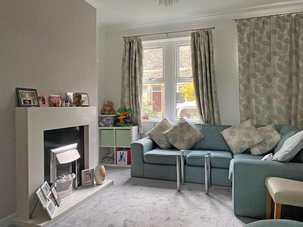 12 Bank Parade, Otley, LS21 3DY 3 bed terraced house £995 pcm (£230 pw)