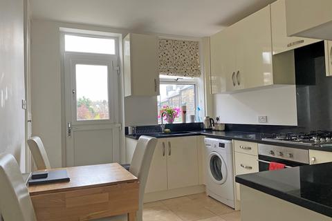 3 bedroom terraced house to rent, 12 Bank Parade, Otley, LS21 3DY