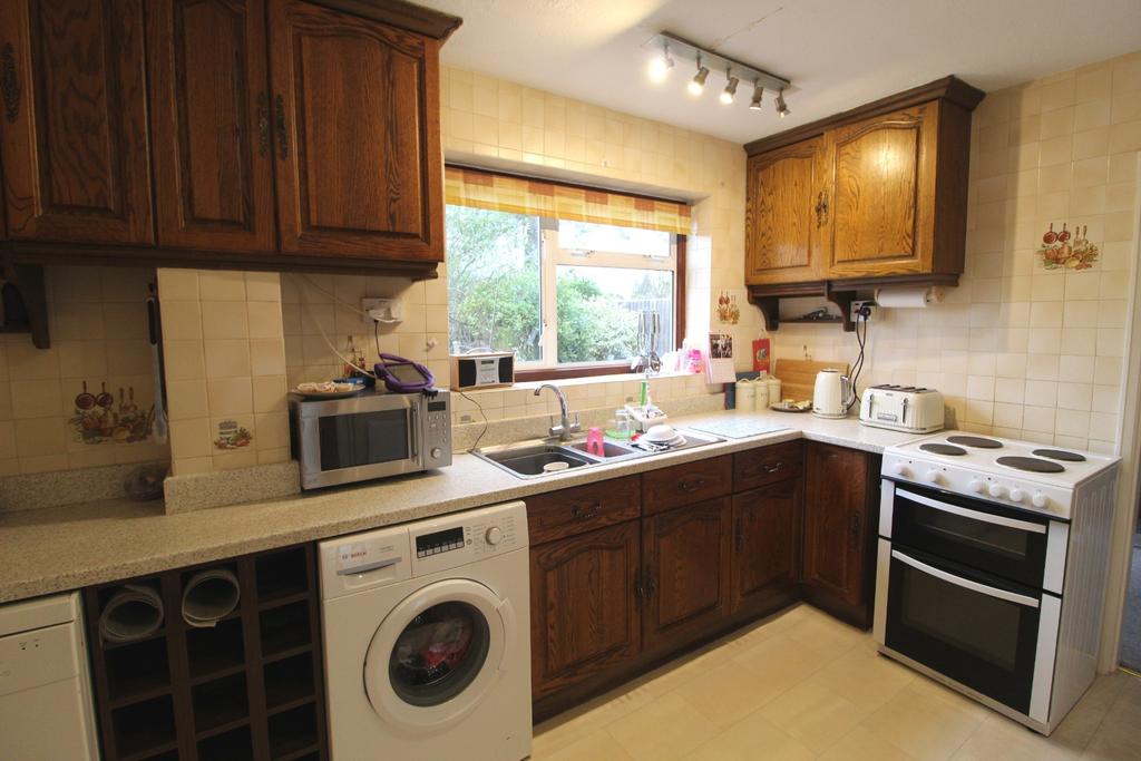 Broadfield Road, Hemel Hempstead, Hertfordshire 3 bed terraced house