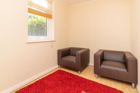 2 bedroom apartment to rent, Halstead Close, Canterbury