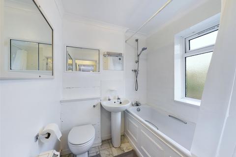 1 bedroom apartment to rent, Crescent Court, Richmond Road, Staines-upon-Thames, Surrey, TW18