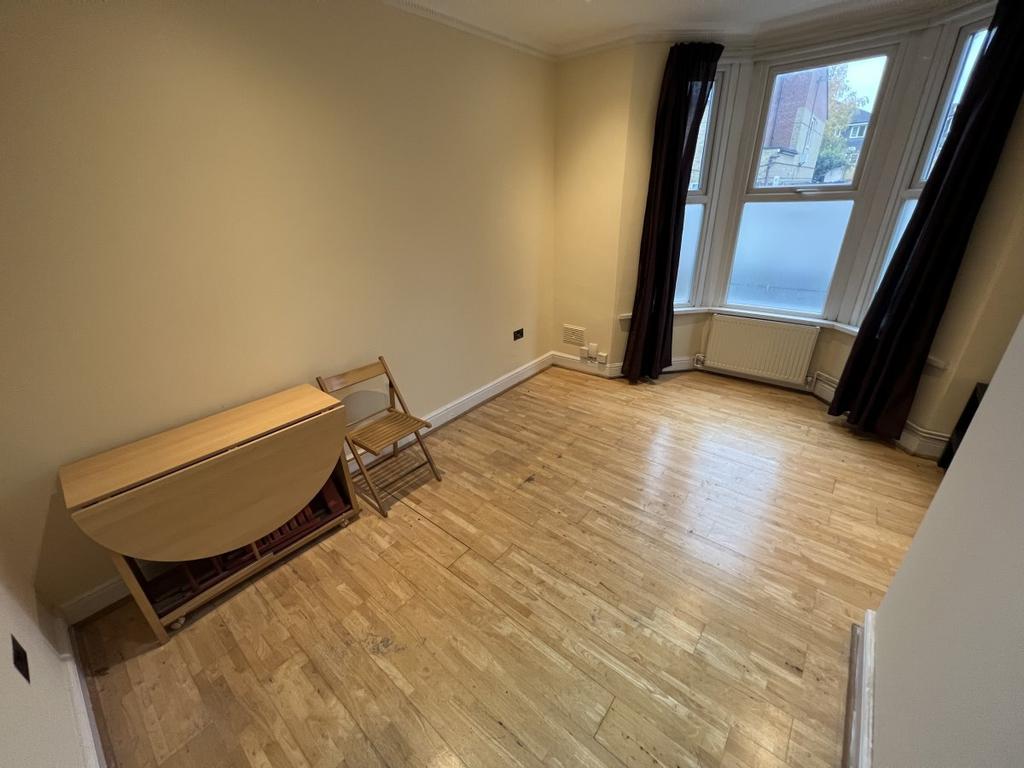 Davies Lane, Leytonstone 2 bed flat £1,450 pcm (£335 pw)