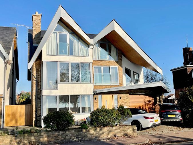 Marine Parade, LeighonSea SS9 5 bed detached house £1,900,000