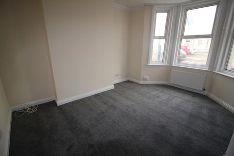 2 bedroom ground floor flat to rent, Holdenhurst Road, Bournemouth, BH8