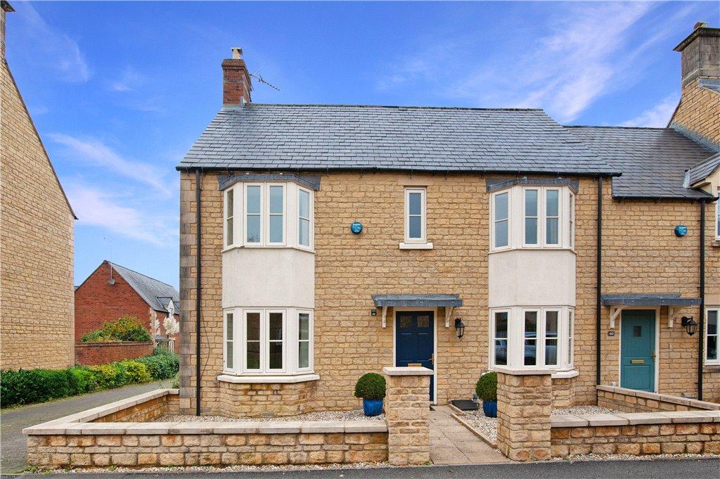 Blenheim Way, MoretoninMarsh... 3 bed end of terrace house £495,000