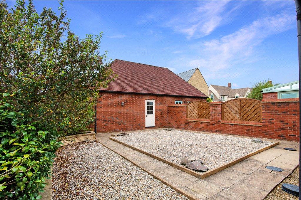 Blenheim Way, MoretoninMarsh... 3 bed end of terrace house £495,000