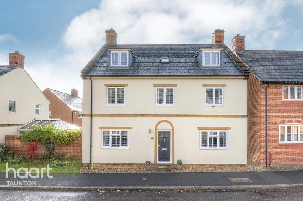 Abbots Meade, Yeovil 5 bed detached house £575,000