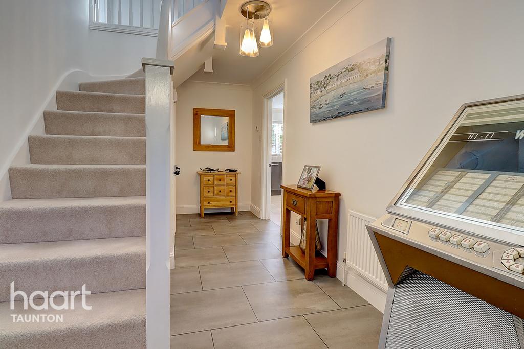 Abbots Meade, Yeovil 5 bed detached house £575,000