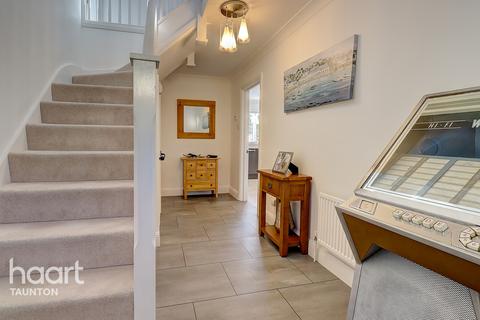 32 Abbots Meade, Yeovil, BA21 3PJ