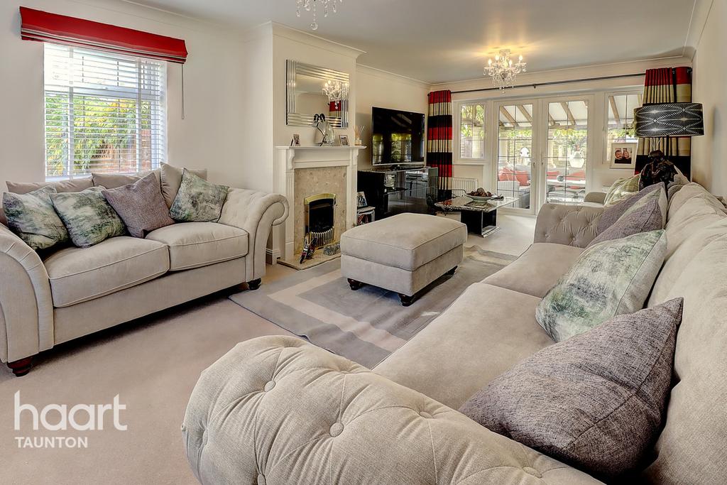 Abbots Meade, Yeovil 5 bed detached house £575,000