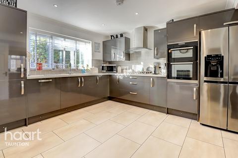 32 Abbots Meade, Yeovil, BA21 3PJ