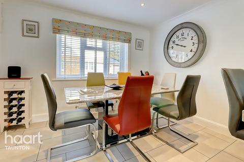 32 Abbots Meade, Yeovil, BA21 3PJ