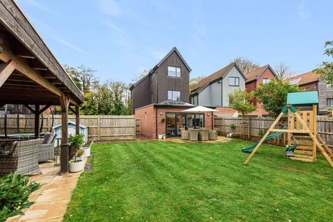 4 Chervil Close, Godalming, GU7 1PS