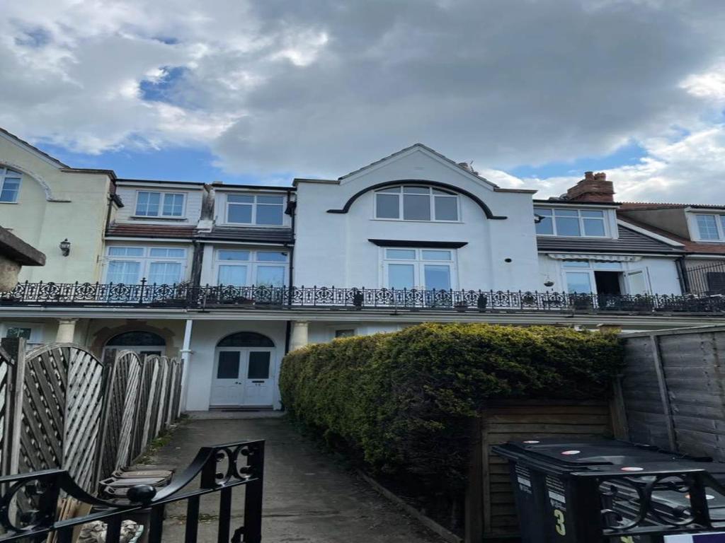 Uphill Road North, WestonsuperMare... 2 bed flat £650 pcm (£150 pw)