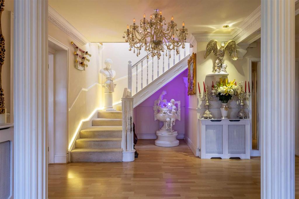 Wigton Lane, Alwoodley, Leeds 9 bed detached house £1,695,000