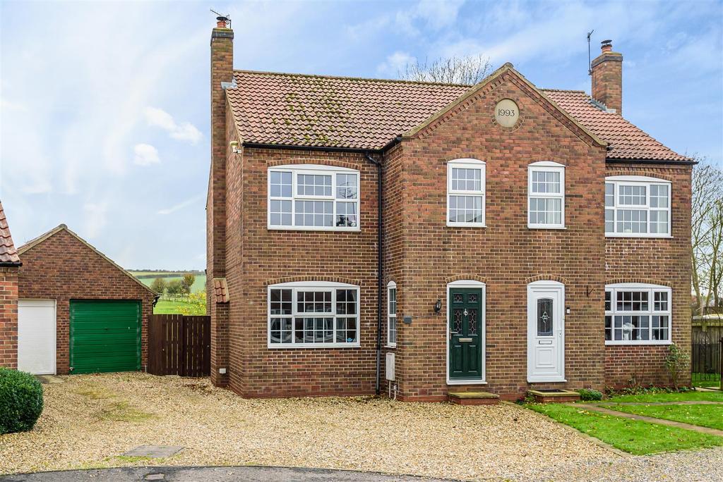 8, Middlefield Close, Weaverthorpe... 3 bed semidetached house £235,000