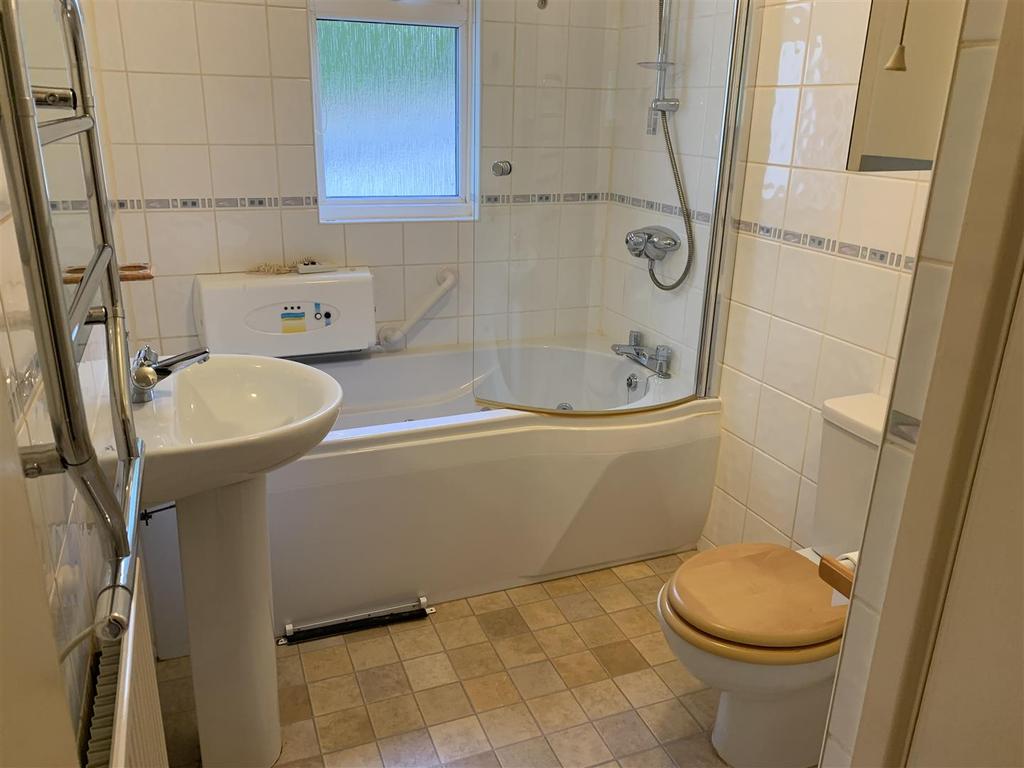 Bathroom 2.JPG
