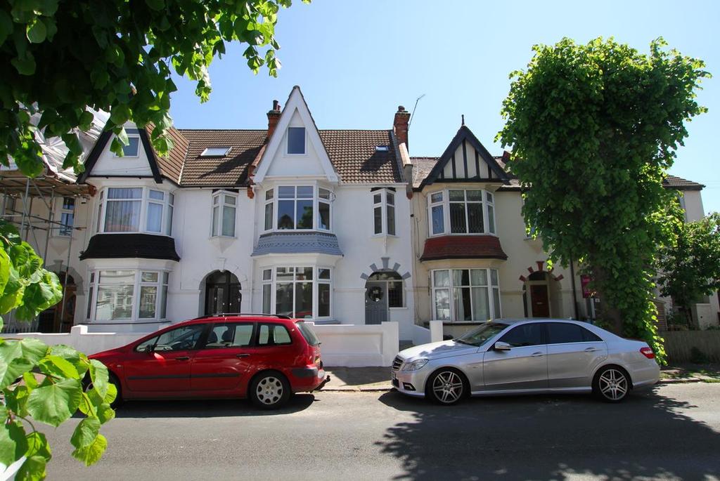Leighton Avenue, LeighOnSea 5 bed terraced house £2,200 pcm (£508 pw)