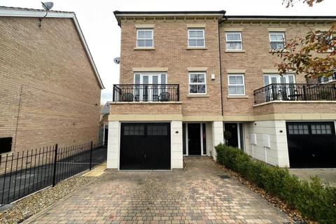 4 bedroom townhouse to rent - ST. ANDREWS WALK, NEWTON KYME, LS24 9FA