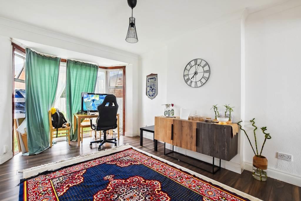 Stag Lane, London NW9 3 bed semidetached house for sale £650,000