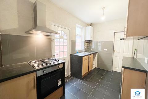 3 bedroom terraced house to rent, Tudor Road, Leicester LE3