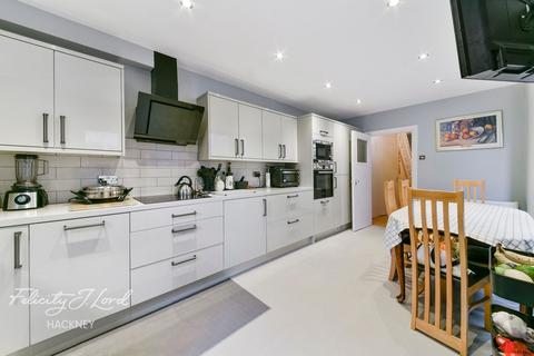 127 Roding Road, London, E5 0DR