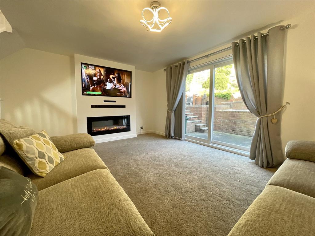 Thoresby Avenue, Monk Bretton, S71 3 bed semidetached house £160,000