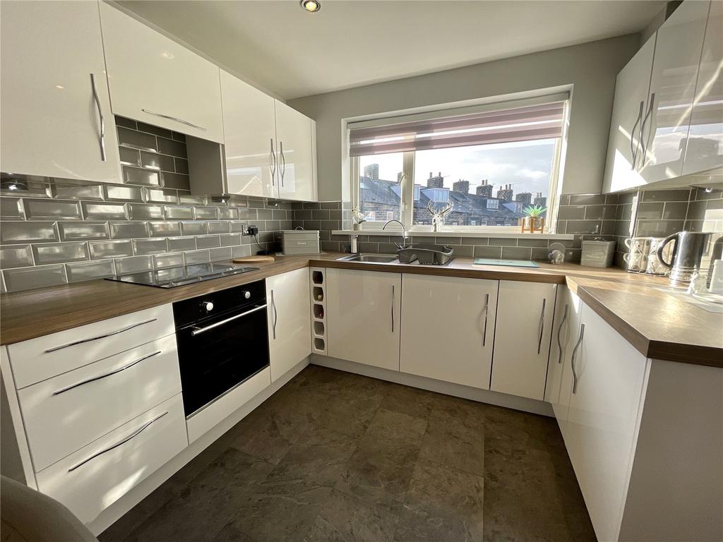 Thoresby Avenue, Monk Bretton, S71 3 bed semidetached house £160,000