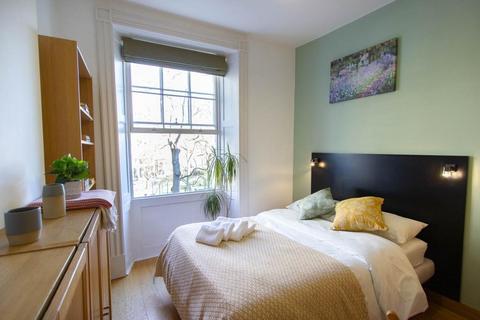 Studio to rent, Cartwright Gardens, Bloomsbury, London, WC1H