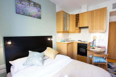 Studio to rent, Cartwright Gardens, Bloomsbury, London, WC1H