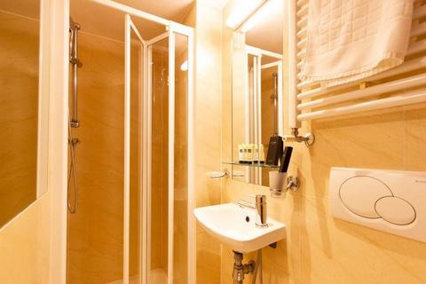 Studio to rent, Cartwright Gardens, Bloomsbury, London, WC1H