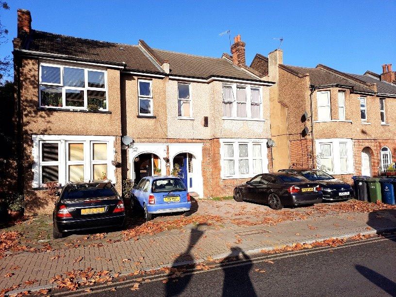 Pinner Road, Harrow, HA1 3 bed apartment £350,000