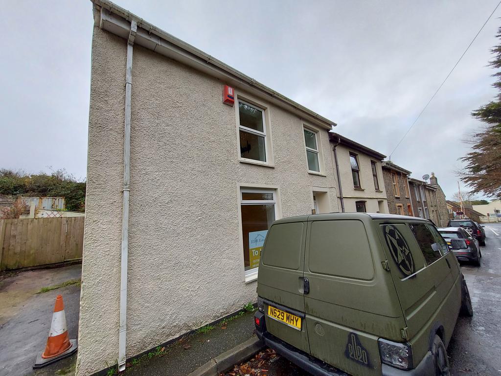 Stray Park Road, Camborne, Cornwall... 3 bed end of terrace house £