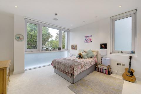 15 West Heath Avenue, London, NW11 7QS