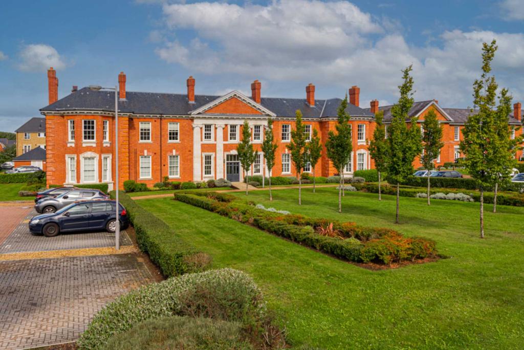 Sherwood Way, Epsom 2 bed apartment £1,600 pcm (£369 pw)