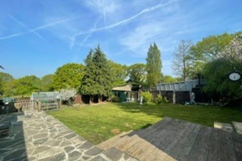 3 bedroom detached bungalow to rent, Thirlmere Road, Benfleet