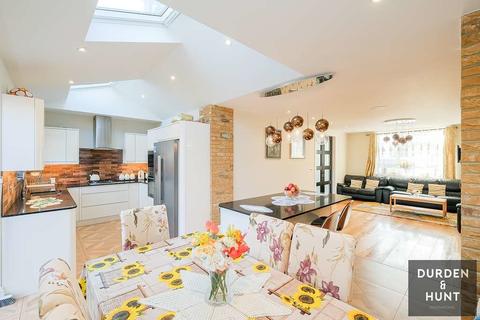 7 bedroom end of terrace house for sale - Colson Road, Loughton, IG10