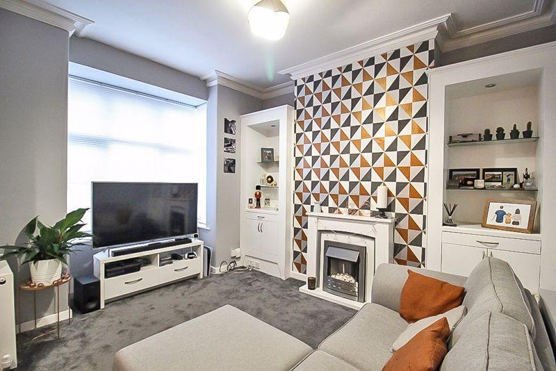 Hill, Oakham, Dudley, DY2 7EN 2 bed terraced house £160,000