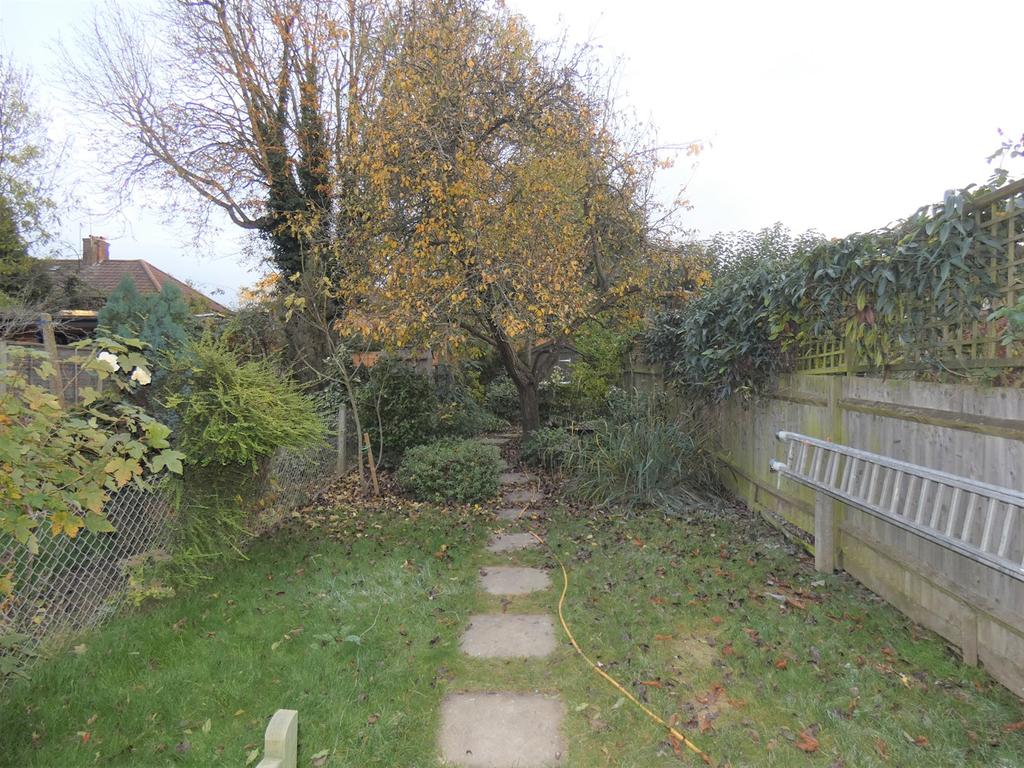 Kennedy Road, Hanwell, London, W7 2 bed terraced house £1,650 pcm (£