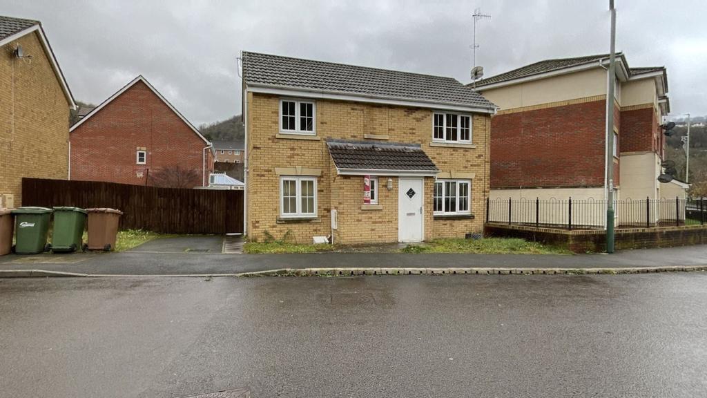 Coed Celynen Drive, Abercarn, Newport 3 bed detached house £950 pcm