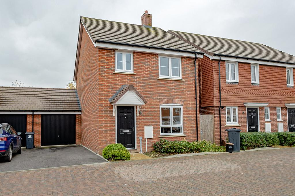 Gates Drive, Maidstone, ME17 3 bed detached house £375,000