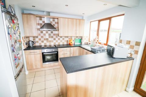 12 Heather Close, Nuneaton, CV10 7DS