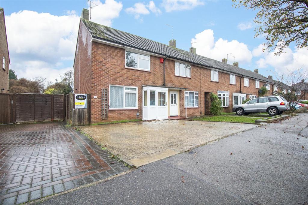 Windsor Drive, Hertford 2 bed house £1,250 pcm (£288 pw)