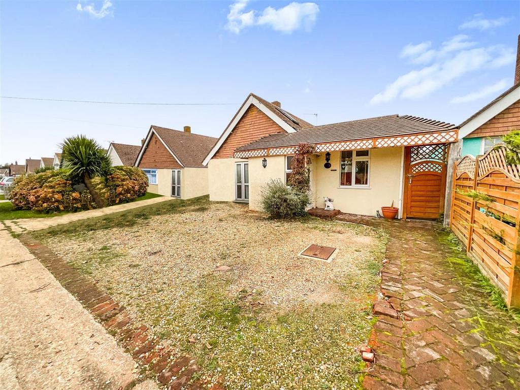 Elm Close Estate, Hayling Island 2 bed detached bungalow - £350,000