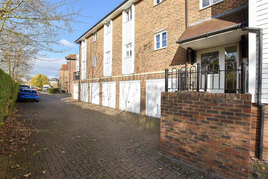 Medway Court, Aylesford 2 bed apartment £260,000