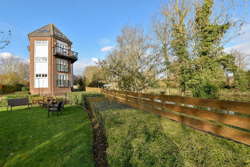 Medway Court, Aylesford 2 bed apartment £260,000