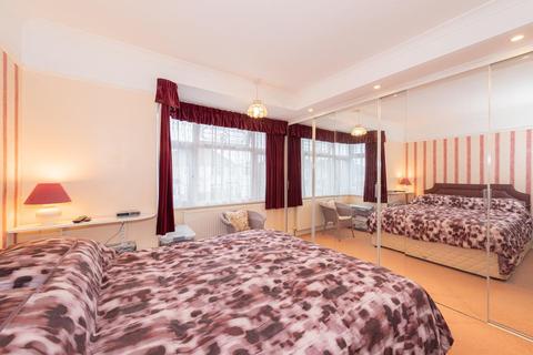 123 Walsingham Gardens, Epsom, KT19 0LZ