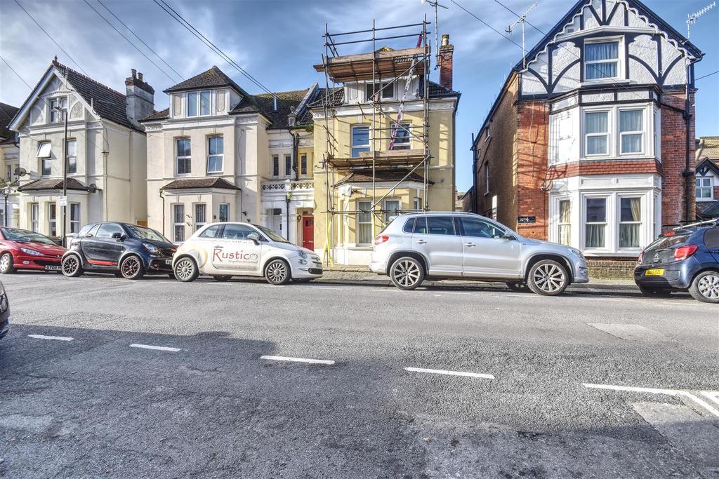 Albany Road, BexhillOnSea 2 bed flat £219,000